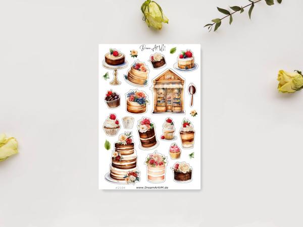Stickerbogen mit verschiedenen handgezeichneten Dessertmotiven, darunter Schichttorten, Cupcakes, eine Vitrine mit süßen Köstlichkeiten und Löffeln. Die Sticker sind detailliert gestaltet mit Blumen und Beeren als Dekoration, ideal für die Verzierung von